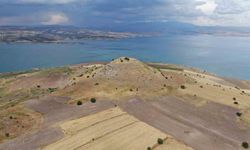 Elazığ’daki höyük manzarası ile dikkat çekiyor