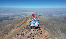 Dikkat çekmek için Erciyes Dağı'na tırmandılar