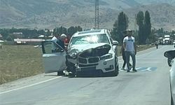 2 otomobil çarpıştı; 4 kişi yaralandı