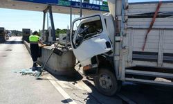 Gişelerde kamyonet beton bariyere daldı: 3 yaralı