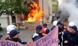 Protestocular belediye binasını ateşe verdi