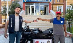 Polis çalıntı motosikleti bulup sahibine teslim etti