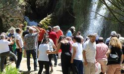 Sıcaktan kaçan şelalede serinledi