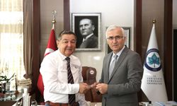 ESOGÜ Rektörü Prof. Dr. Kamil Çolak'a plaket takdimi