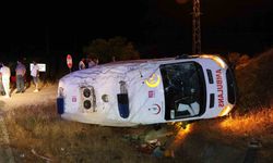 Ambulans şarampole devrildi: 3 yaralı