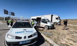 Kontrolsüz çıkan minibüs tırla çapıştı: 1’ağır, 3 yaralı