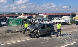 Otomobil, muayene sırasındaki 3 araca çarptı: 2 yaralı