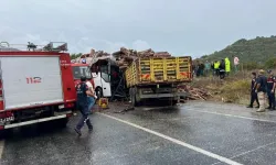 Yolcu otobüsü kamyonla çarpıştı: 2 ölü 24 yaralı