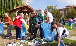 Eskişehir'de doğaseverler çöp topladı!