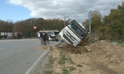 Çatalca’da minibüsle çarpışan hafriyat kamyonu devrildi: 1 yaralı