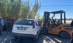 Forklift otomobilin motoruna saplandı, otomobil sürücüsü yaralandı