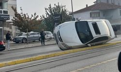 Eskişehir'de otomobil devrildi tramvay seferleri aksadı!