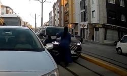 Tramvay yoluna giren araç anne ve çocuğa çarpıyordu!