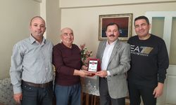 Öğretmenler Günü’nde emekli öğretmenlere plaket takdimi