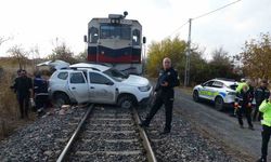 Hafif ticari araca yük treni çarptı: 2 yaralı