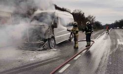 Servis minibüsü alev alev yandı