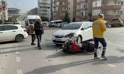 Otomobille çarpışan motosikletli yarandı