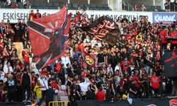 Eskişehirspor taraftarı şampiyonluğu kutluyor