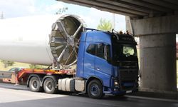 Eskişehir'de trafik aksadı: Rüzgar türbini üst geçide takıldı