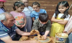 Minik eller çamurla sanata dokundu