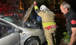 Otoparkta otomobil alev aldı