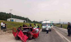 2 otomobil kafa kafaya çarpıştı: 3 ölü, 1 yaralı