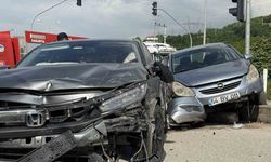 İki otomobil çarpıştı: 4 kişi yaralandı!