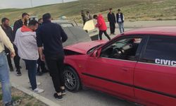 İki otomobil kafa kafaya çarpıştı: 1 yaralı