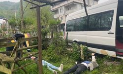 İşçi servisi ağaca çarptı, 8 kişi yaralandı