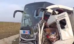 Kamyon ile yolcu otobüsü çarpıştı: 1 ölü, 5 yaralı