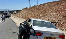 Kamyon park halindeki otomobile çarptı!