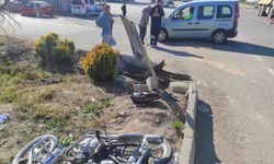 Kamyonet ile motosiklet çarpıştı: 2 yaralı
