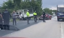 Kamyonet ile otomobil çarpıştı: 2 yaralı