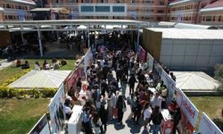 Kariyer Günleri’nde gençlerle bir arada