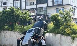 Lüks cip istinat duvarından düştü: 2 yaralı