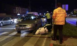 Motosiklet 2 otomobile çarptı!