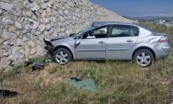 Otomobil istinat duvarına çarptı: 2 yaralı