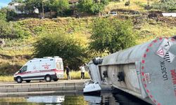 Petrol yüklü tanker devrildi