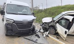 Servis minibüsü ile hafif ticari araç çarpıştı: 13 yaralı