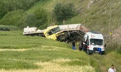 Tır şarampole yuvarlandı: 2 ağır yaralı