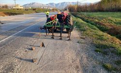 Traktöre arkadan çarpan otomobilde sürücü yaralandı