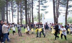 Yarım saatte 580 kilo çöp toplandı