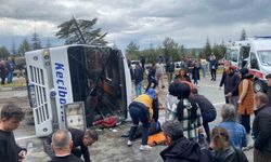 Yolcu midibüsü devrildi, yaralılar var