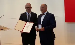 Eskişehir'de öğretim üyesine hizmet madalyası verildi