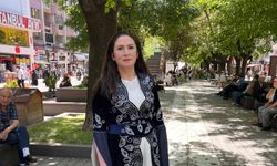 Öğretmen bindallı giyerek protesto etti