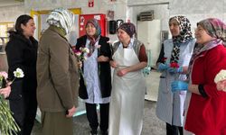 İşçilere karanfil dağıttı