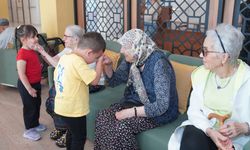 Minikler büyükleriyle bayramlaştı