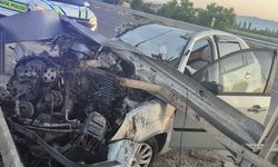 Direksiyon hakimiyetini kaybetti...Otomobil hurdaya döndü!