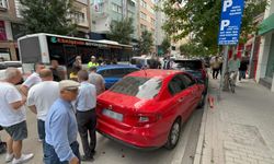 Direksiyon hakimiyetini kaybeden sürücü 2 araca çarptı!