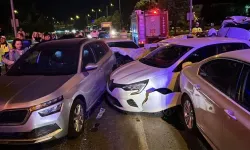 Kırmızı ışıkta zincirleme kaza: 6 yaralı